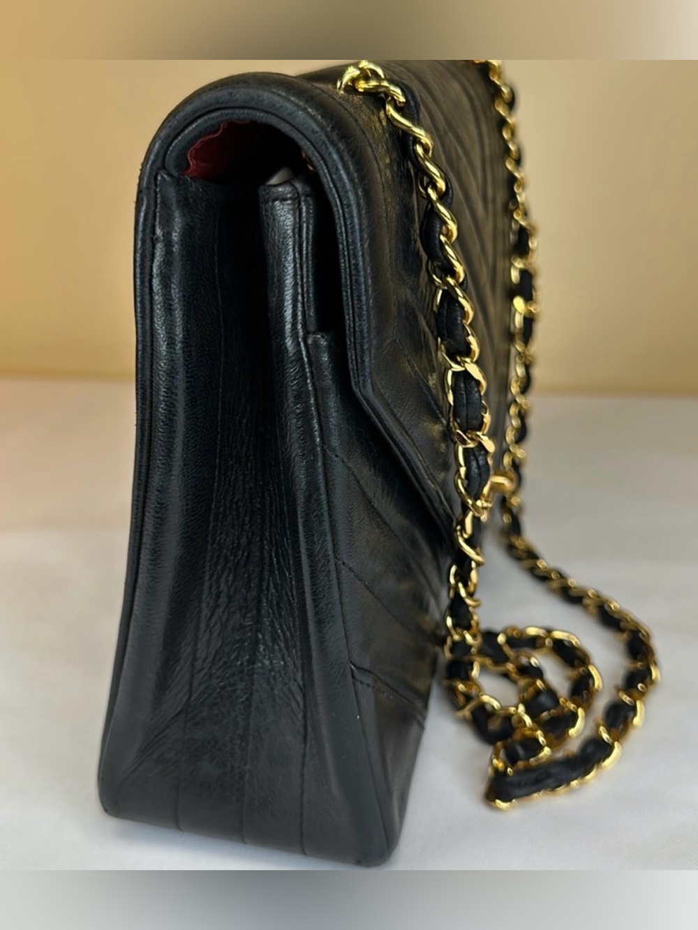 CHANEL Rare Early‑80s Chevron Lambskin Turnlock Envelope Bag 24K Gold‑Plated - Picture 7 of 16